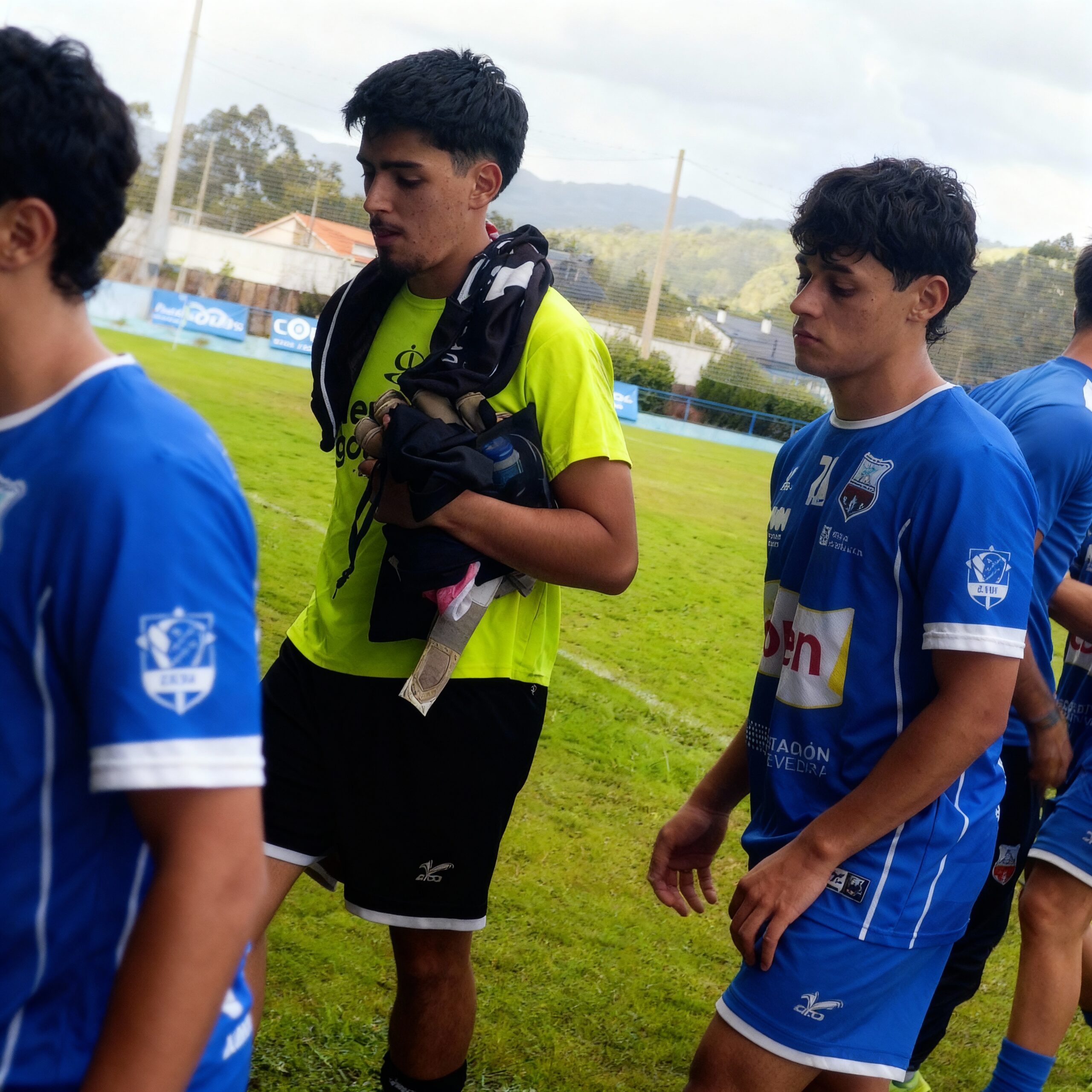 Ethan y Martin al acabar el partido con el Porriño Industrial frente al At. Arnoia