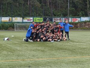 Equipo CD VAlladares celebrando la permannecia en LIGA NACIONAL