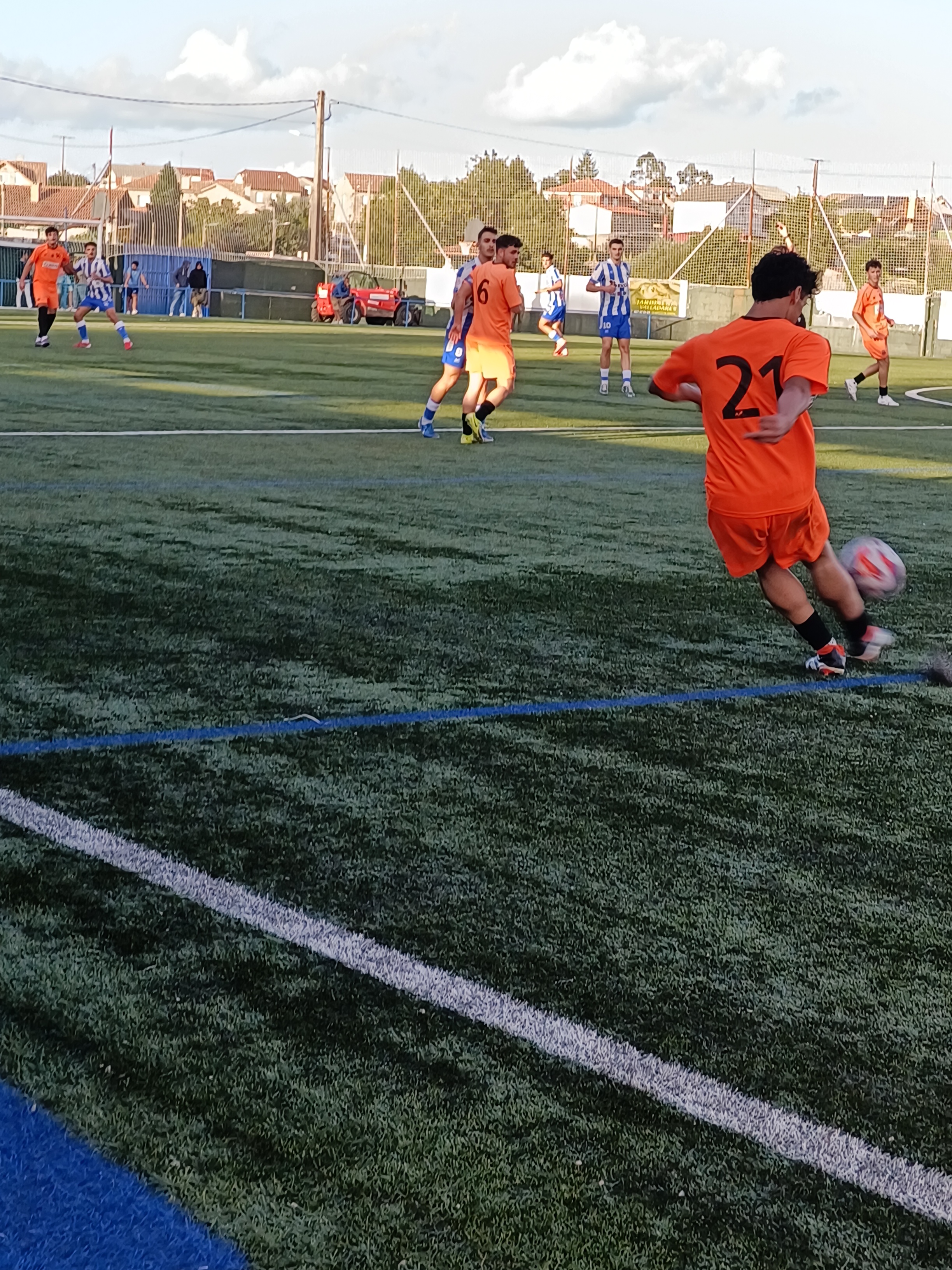 CD Valladares vs Porriño Industrial FC Jornada 3 3 Jugadores disputando el balón en el centro del campo