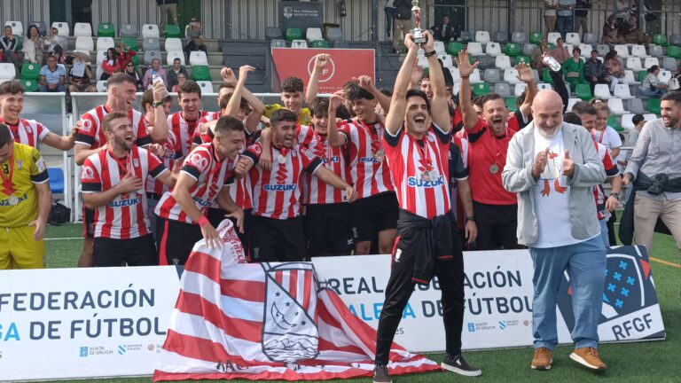 El Capitán del Racing Castrelos FC Guille levanta la 90 Copa Vigo